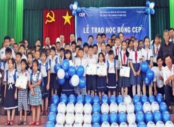 Tổ chức tài chính vi mô CEP trao học bổng cho học sinh nghèo hiếu học