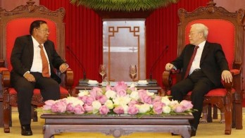 Party, State leader Nguyen Phu Trong welcomes Lao counterpart