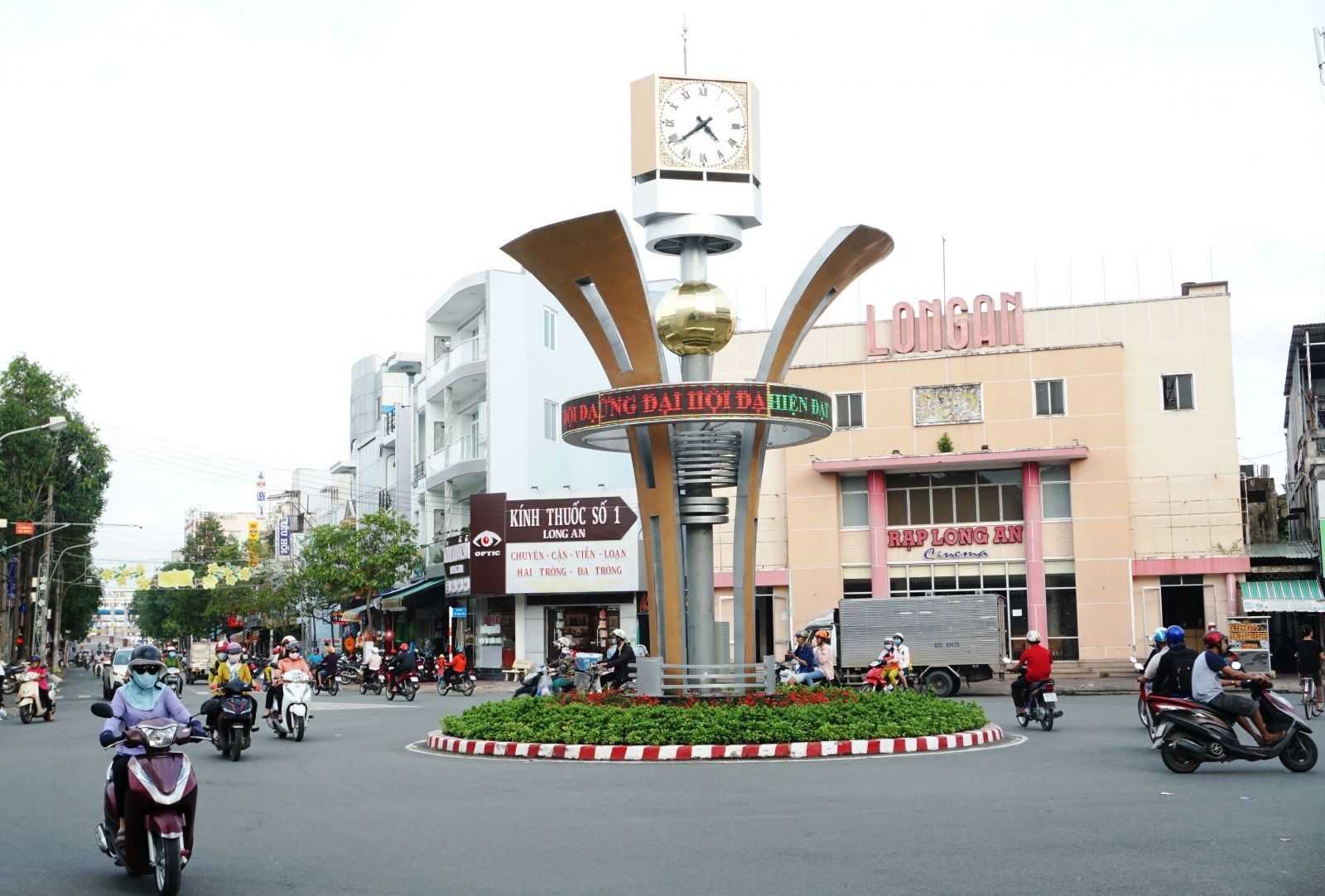 The Clock Tower work at Vo Van Tan Roundabout