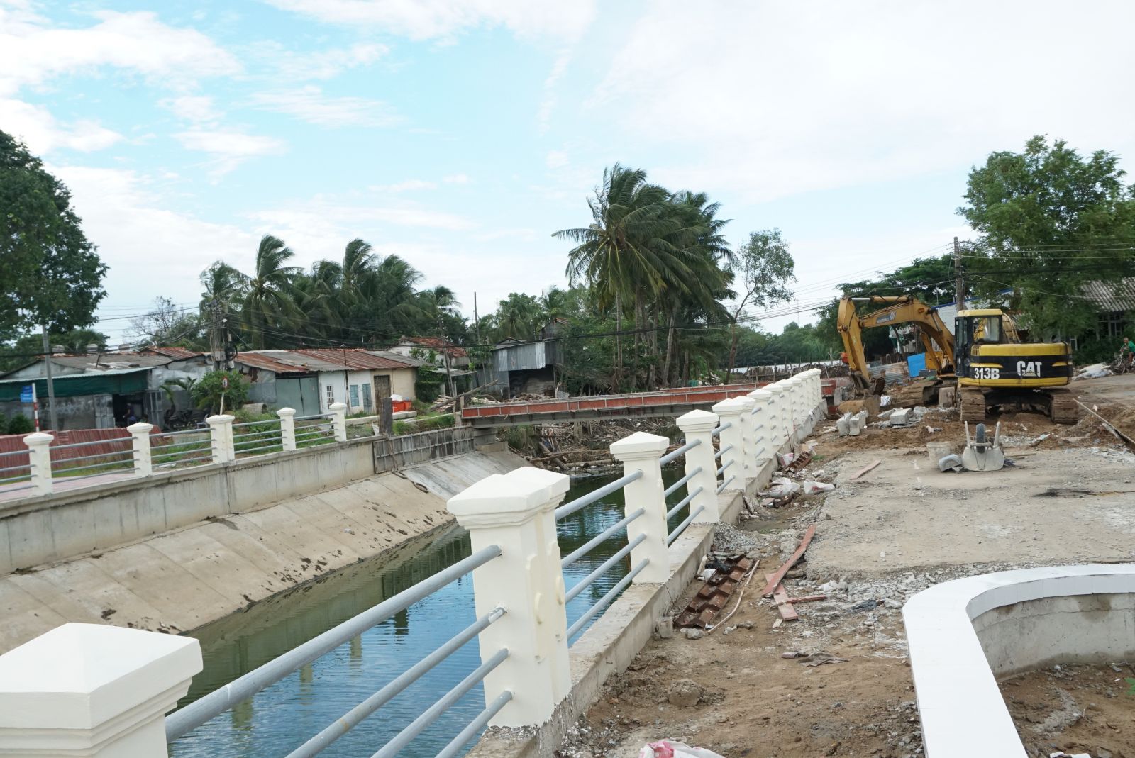 The last items of the ring road channel embankment are hurriedly done 