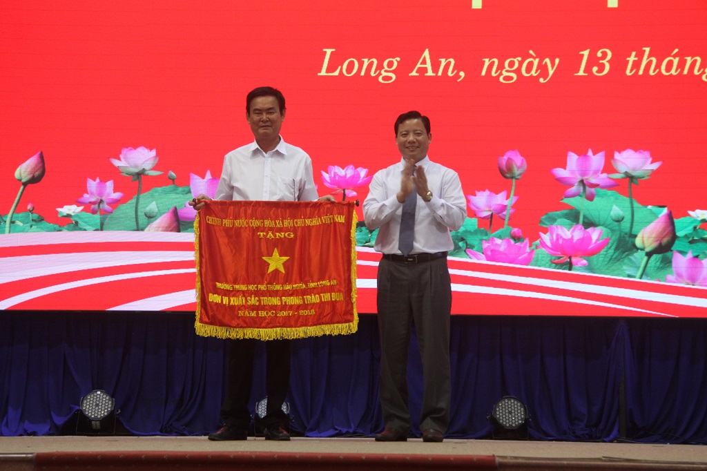 Hau Nghia high school received an excellent emulation flag of the Government