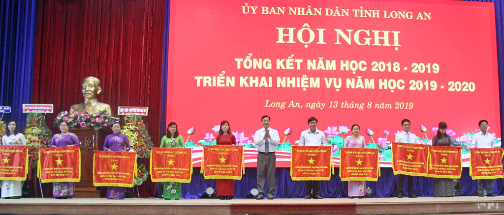 Vice Chairman of Long An provincial People's Committee - Pham Tan Hoa presents excellent emulation flags of the Provincial People's Committee to the units.