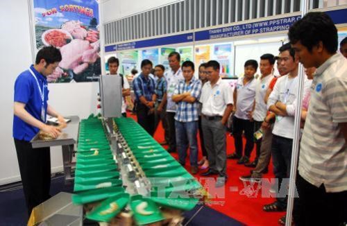 Visitors at the first Aquaculture Vietnam (Source: VNA)