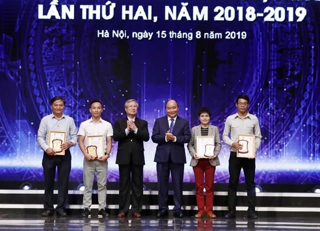 Prime Minister Nguyen Xuan Phuc (third from right) and the winners of press awards for the fight against corruption and wastefulness."(Photo: VNA)