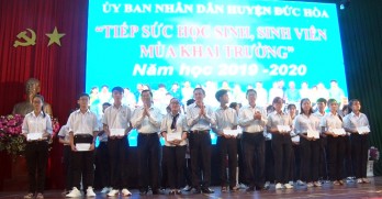 Nguyên Chủ tịch nước – Trương Tấn Sang dự lễ trao học bổng tại Đức Hòa