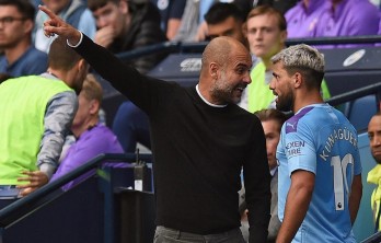 Pep và Aguero tranh cãi gay gắt trong trận hòa của Man City