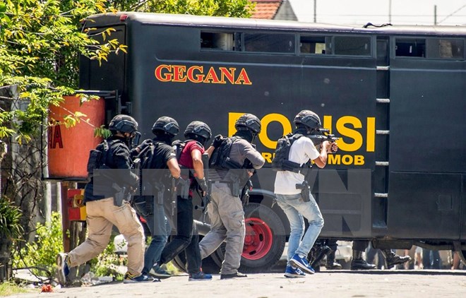 Counter-terror police squad conduct a raid in Surabaya on May 15, 2018. (Photo: AFP/VNA)