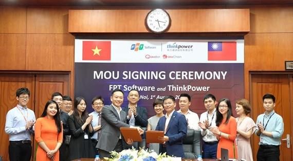 FPT Software and ThinkPower sign the deal on the distribution of the former's akaBot and akaChain in Taiwan (Photo: fpt.com.vn)