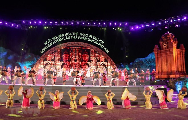 The fifth Culture, Sports and Tourism Festival of the Cham people is kicked off at April 1 Square in Tuy Hoa, the capital city of Phu Yen on August 19. (Photo: VNA)