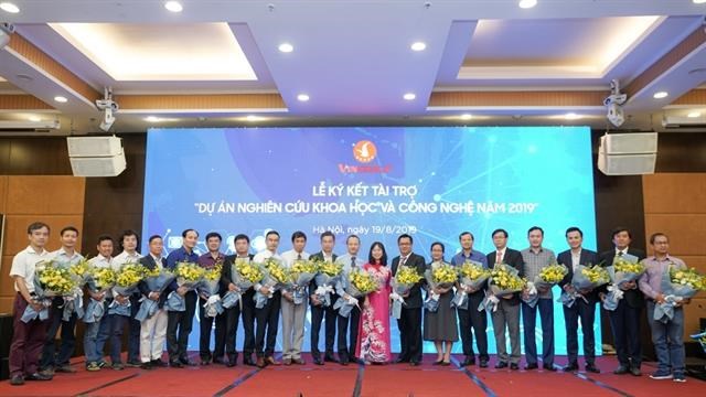 Representatives of the Vingroup Innovation Foundation and projects leaders at the sponsor signing ceremony. (Photo courtesy of Vingroup)