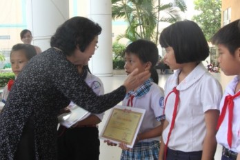 Former Vice State President - Truong My Hoa gives scholarships to poor students in Long An