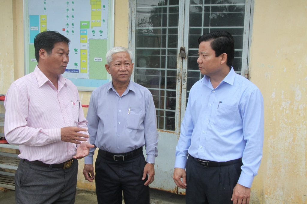 Vice Chairman of Long An Provincial People's Committee - Pham Tan Hoa (R) examines the preparation work for the new school year at Nguyen Van Thang Primary School