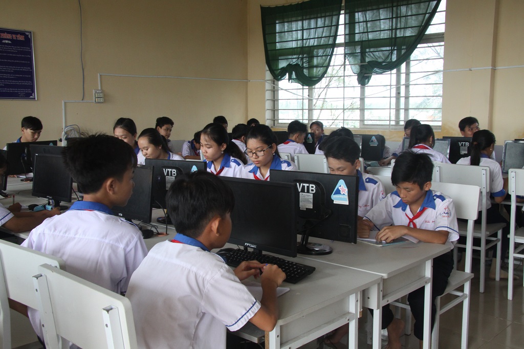 Students in Thanh Phu Long Secondary School enter the new school year