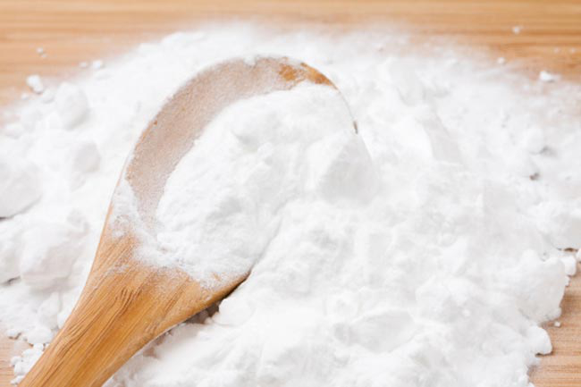 Baking soda: Trộn một thìa baking soda với vài giọt dầu thầu dầu để tạo thành hỗn hợp sệt quánh. Thoa hỗn hợp này lên nốt ruồi và để qua đêm. Thực hiện thao tác này trong vài ngày liên tiếp cho đến khi nốt ruồi biến mất.