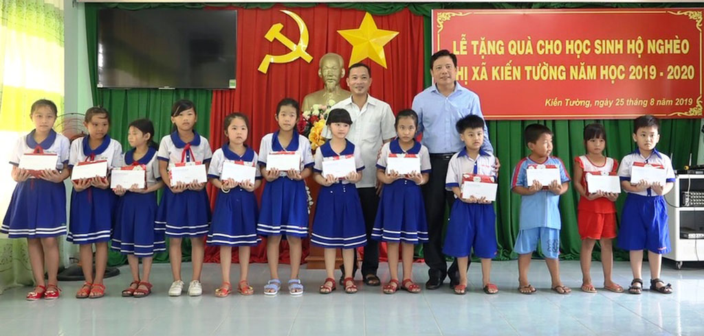 Vice Chairman of Long An provincial People's Committee - Pham Tan Hoa presents gifts to poor students