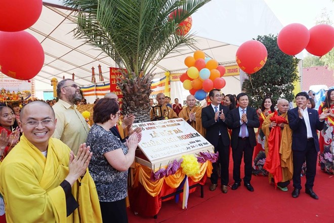 At the ceremony to start the construction of the Vinh Nghiem – Karlovy Vary pagoda in Czech Republic (Photo: VNA)