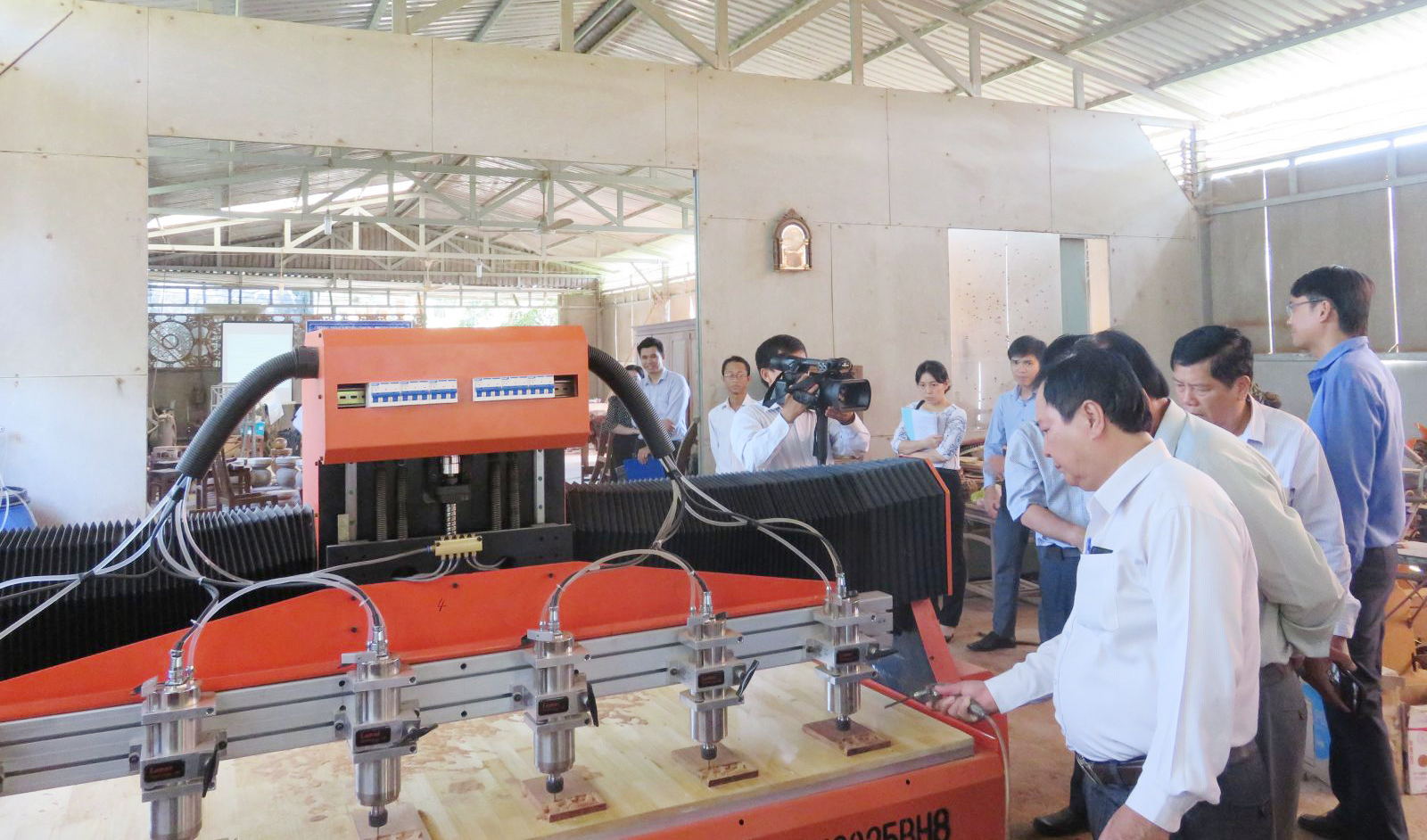 Delegates participate in the demonstration and acceptance of the project 