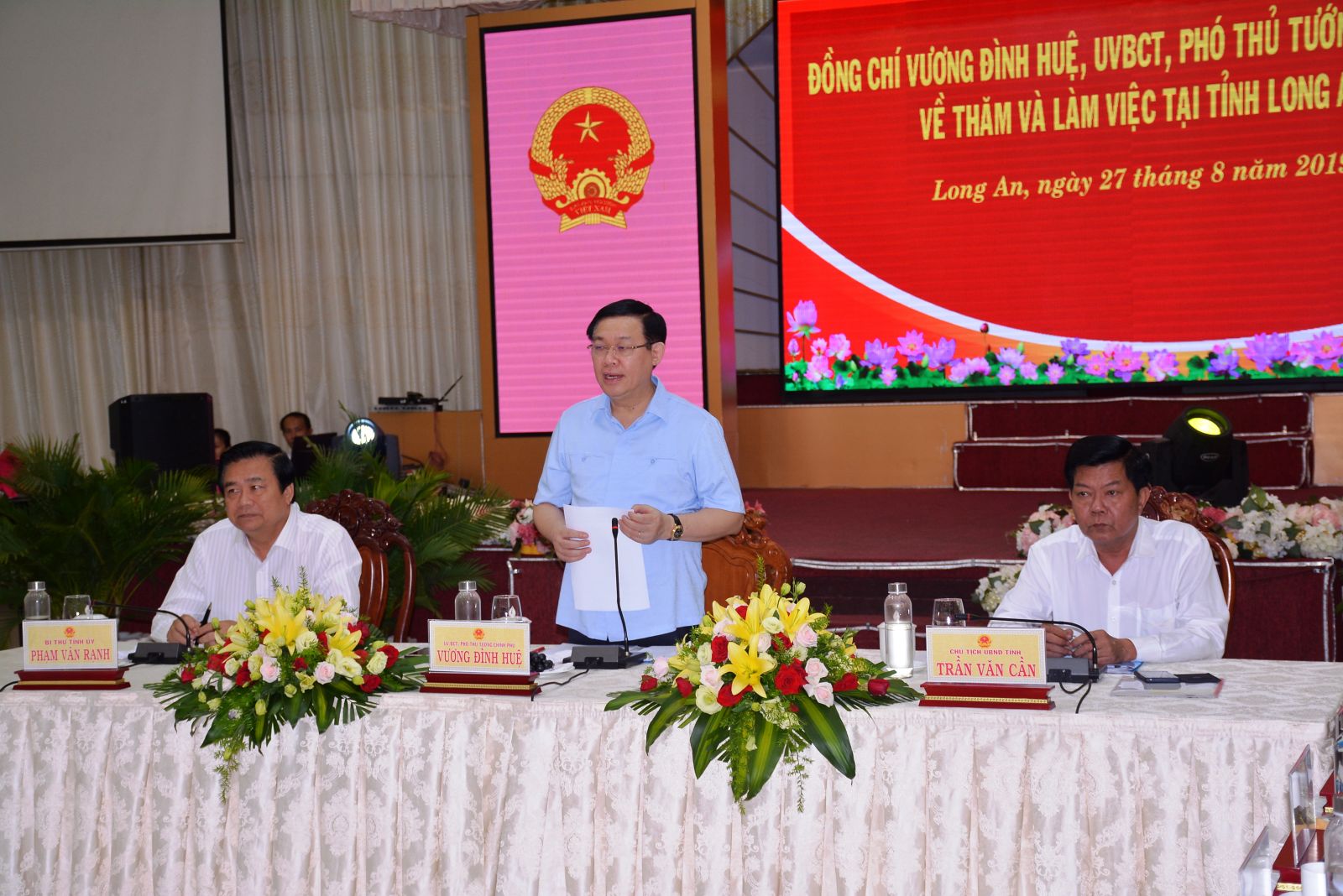 Deputy PM - Vuong Dinh Hue speaks at the conference