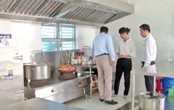 Kiến Tường: Kiểm tra công tác phòng, chống dịch bệnh và an toàn thực phẩm tại trường học