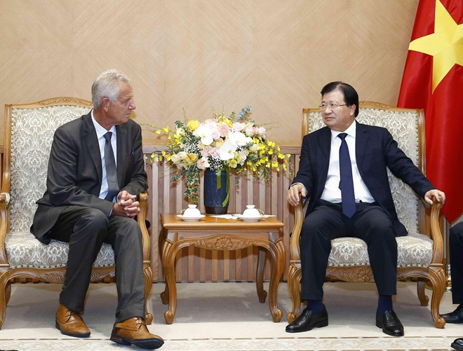 Deputy Prime Minister Trinh Dinh Dung (R) receives German Deputy Ambassador to Vietnam Bjorn Koslowski in Hanoi on August 28 (Photo: VNA)