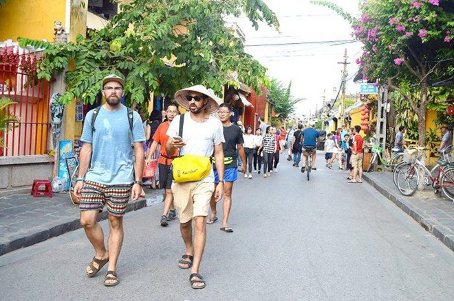 Foreign visitors at Hoi An ancient city (Photo: dulichvietnam.com.vn)