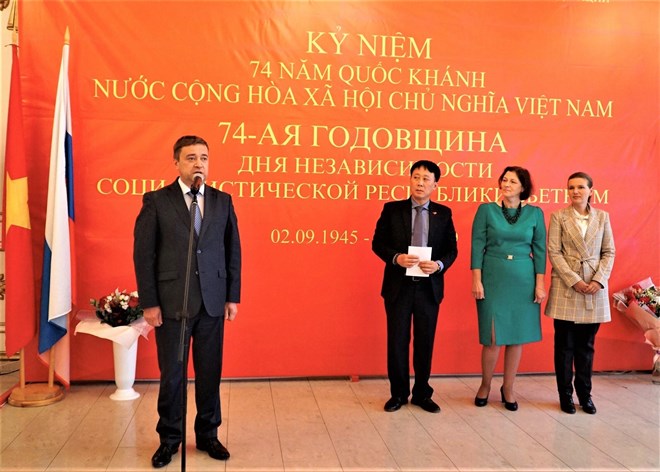 Aleksander Harlov (L), representative of the Russian Foreign Ministry in Sverdlovsk, addresses the celebration in Ekaterinburg city on August 30 (Photo: VNA)