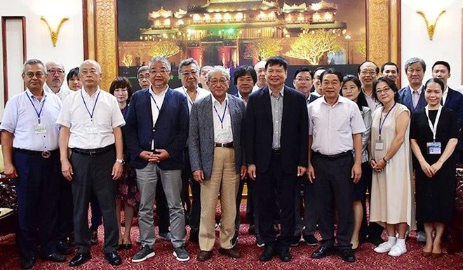 Vice Chairman of the Thua Thien-Hue provincial People’s Committee Nguyen Dung (front, fourth from right) and the Asahikawa business delegation pose for a photo at the meeting on August 29 (Photo: baothuathienhue.vn)