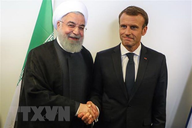 Tổng thống Iran Hassan Rouhani (trái) và người đồng cấp Pháp Emmanuel Macron tại cuộc gặp ở New York, Mỹ ngày 25/9/2018. (Ảnh: AFP/TTXVN)