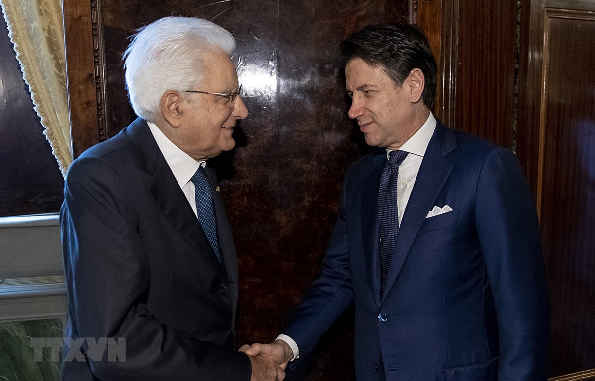 Tổng thống Italy Gergio Mattarella (trái) và Thủ tướng Giuseppe Conte (phải) tại cuộc gặp ở Rome, Italy, ngày 29/8. (Ảnh: AFP/TTXVN)