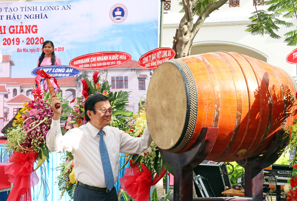 Former State President - Truong Tan Sang beats the drum to start a new school year at Hau Nghia High School