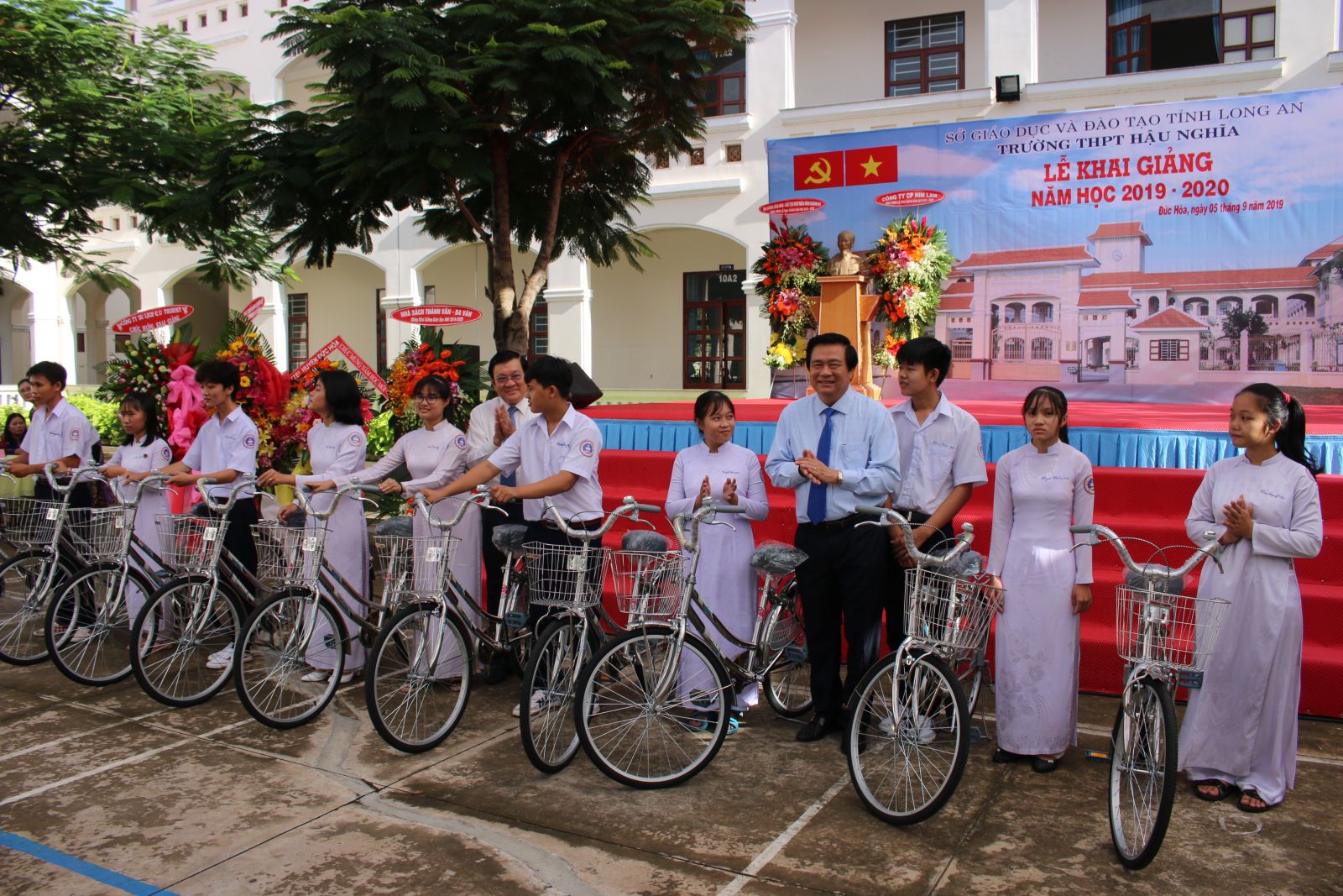 Former State President - Truong Tan Sang; Secretary of the Provincial Party Committee, Chairman of Long An Provincial People's Council - Pham Van Ranh award scholarships to needy students