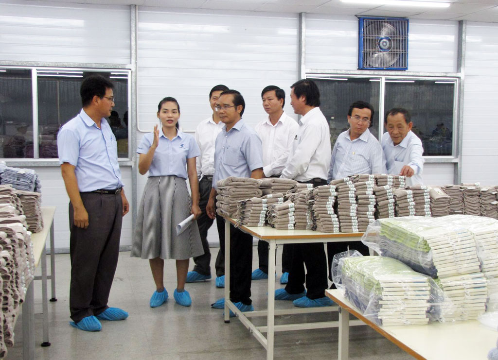 The provincial leaders met and learned about production and business activities at Songwol Vina Joint Stock Company (in Tan Duc Industrial Park)