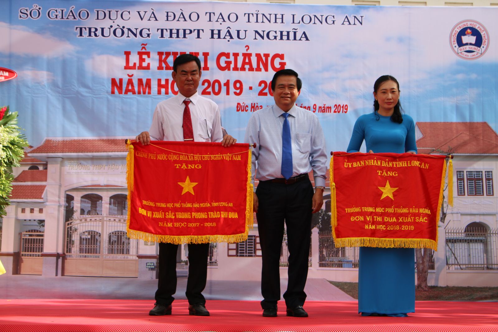 Hau Nghia High School receives an emulation flag from the Government and Long An Provincial People's Committee