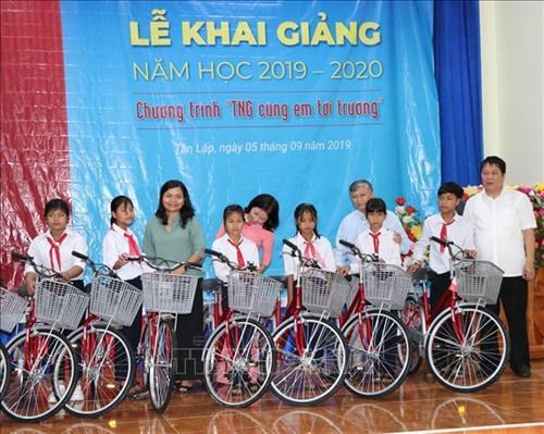 As many as 110 bikes are presented to disadvantaged students the Central Highlands provinces of Kon Tum and Gia Lai (Photo: VNA)