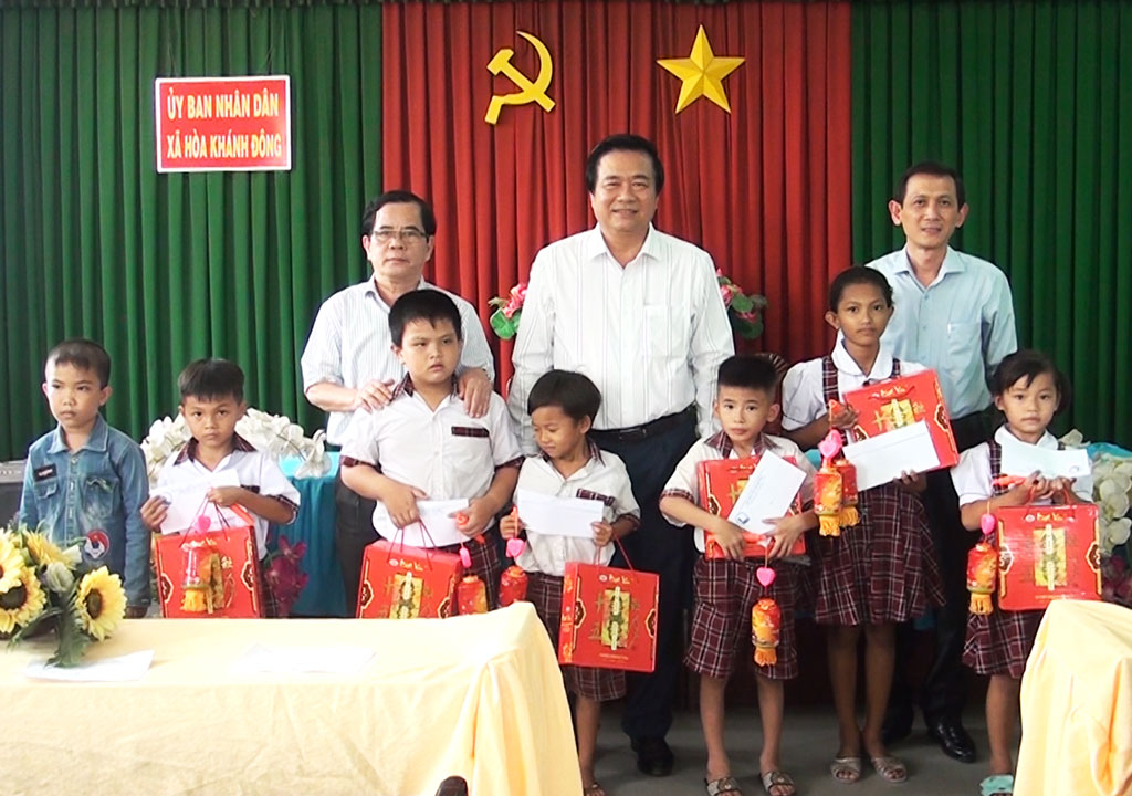 Secretary of Long An Provincial Party Committee - Pham Van Ranh presents Mid-Autumn presents to needy children