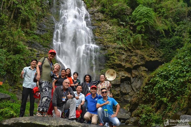 The delegation in Khe Kem waterfall in Nghe An's Con Cuong district (Photo: baonghean.vn)