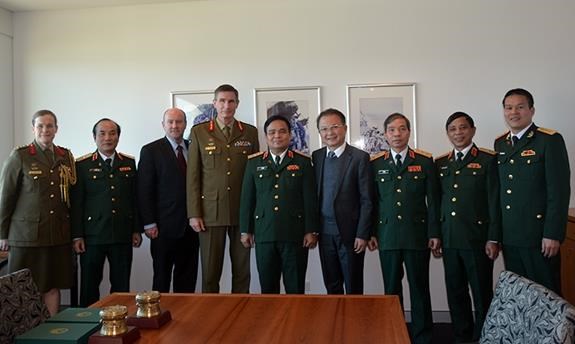 Senior Lieutenant General Le Chiem (fifth from right) meets with General Angus Campbell (fourth from left)(Photo: qdnd.vn)