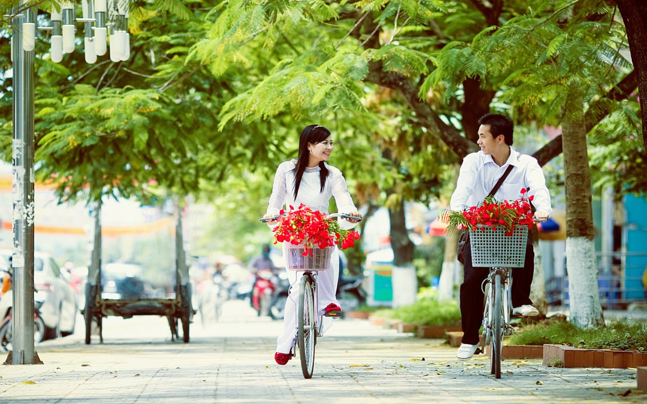 Hãy xem ảnh đạp xe tình yêu để cảm nhận sự lãng mạn và tình cảm đầy ngọt ngào. Bạn sẽ nhìn thấy tình yêu của đôi trẻ được thể hiện qua hành động đơn giản nhưng ý nghĩa này. Cảm giác tự do và hạnh phúc mỗi khi đạp xe cùng người mình yêu sẽ được tái hiện trong ảnh.