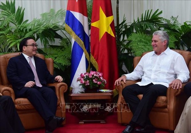 Hoang Trung Hai, Politburo member of the CPV and Secretary of the Hanoi Party Committee (L) and Miguel Díaz-Canel Bermúdez, President of the Council of State and Council of Ministers of Cuba (Photo: VNA)