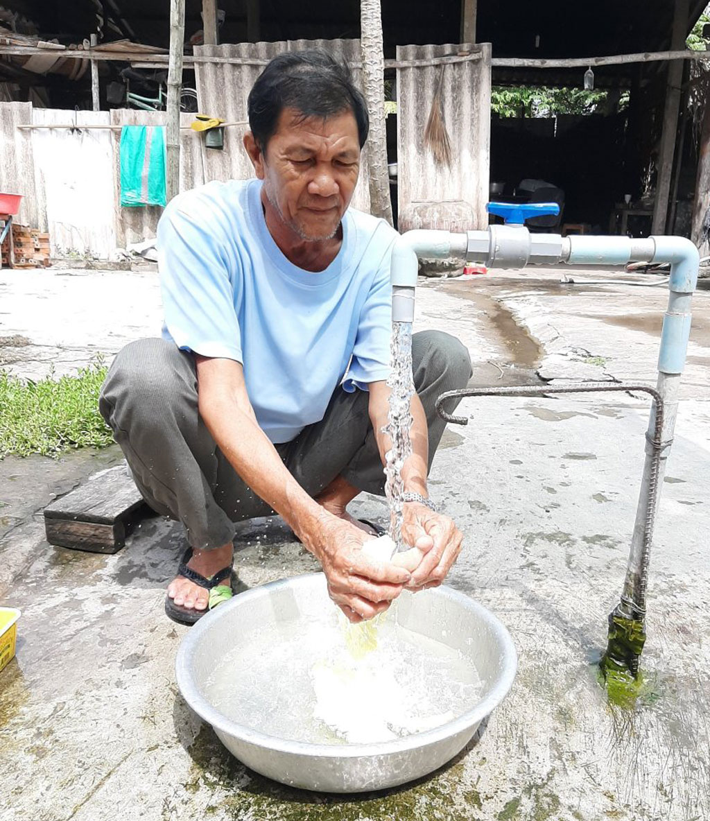 Mr. Nguyen Van Noi, living in Vinh Hoa hamlet, An Vinh Ngai commune, proactively donates 30 square meters of land to build wells to serve people's daily needs.