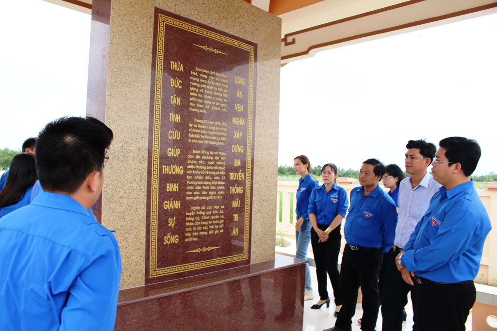 Đoàn viên, thanh niên viếng Nhà bia truyền thống xã Thừa Đức - công trình ghi dấu mối quan hệ gắn bó mật thiết, tình đoàn kết keo sơn giữa quân và dân tỉnh Long An với quân và dân xã Thừa Đức