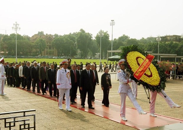 Delegates to the 9th VFF National Congress pay tribute to President Ho Chi Minh at his mausoleum in Hanoi on September 18 morning (Photo: VNA)