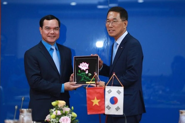 President of the Vietnam General Confederation of Labour Nguyen Dinh Khang (left) and President of Federation of Korea Trade Unions Juyoung Kim (Photo: VNA)