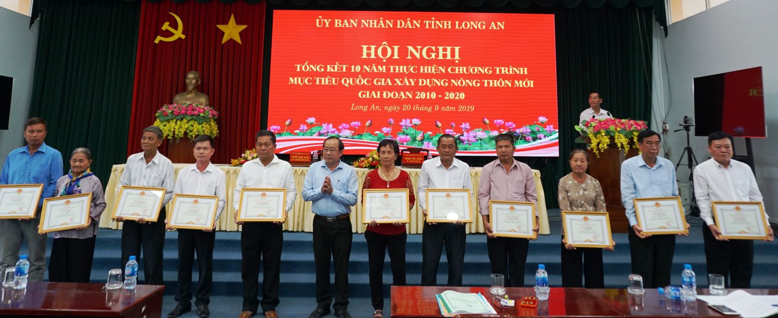 Director of Long An Department of Agriculture and Rural Development - Nguyen Thanh Truyen presents certificates of merit by Chairman of provincial People's Committee to individuals with achievements