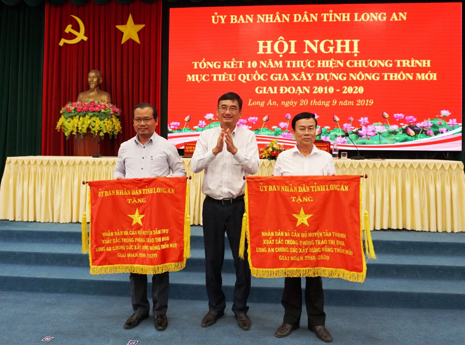 Vice Chairman of Long An provincial People's Committee - Pham Van Canh awarded the emulation flag of the provincial People's Committee to representatives of 2 collectives