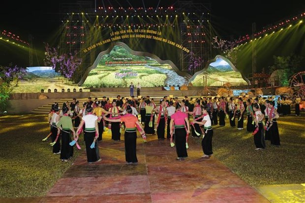 A massive performance of Xoe dance involving 5,000 people at the festival (Photo: VNA)