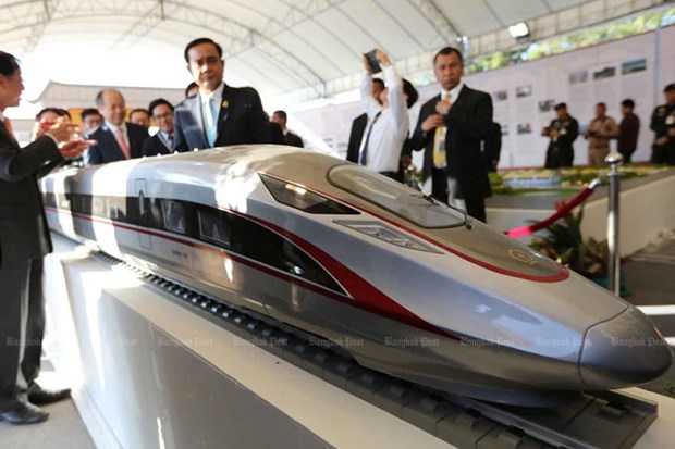 The Transport Ministry will hold contract talks with China for the joint high-speed railway project during the ASEAN Summit in November. (Photo: bangkokpost.com)