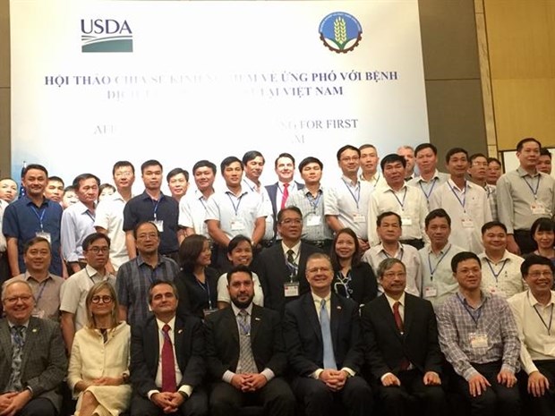 Pham Van Dong, head of the Department of Animal Health (third from right, first row) and US Ambassador to Vietnam Daniel Kritenbrink (fourth from right, first row) take a group photo with Vietnamese ASF first responders at the training course (Photo: VNA)