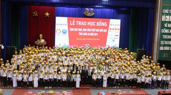 400 students received scholarships worth more than 1.6 billion VND