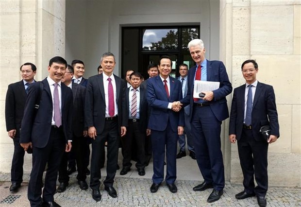 A delegation of the Ministry of Labour, Invalids and Social Affairs led by Minister Dao Ngoc Dung (front, third, right) poses for a group photo with Permanent State Secretary at the Federal Ministry of Labour and Social Affairs of Germany Rolf Schmachtenberg (Photo: VNA)  